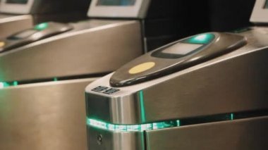 Rush hour metro küçük kapı kontrol paneli, insanlar için ödeme kartları ile girin.