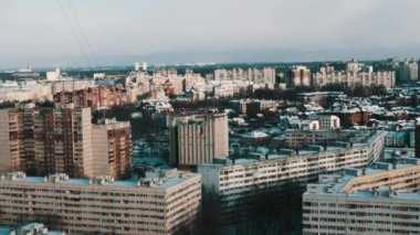 Kış güneşli günde karla kaplı Modern şehir genel bakış çok hikaye evleri