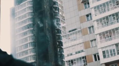 İtfaiye su akışı uçuş yanmış yurt binasının penceresinden