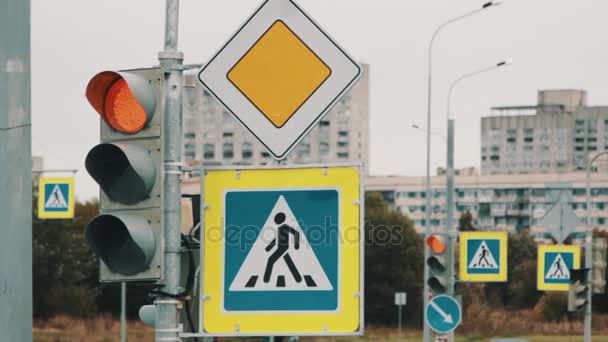 Town street crossroad with pedestrian crossing sign and traffic light — Stock Video