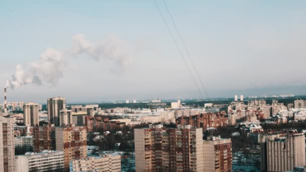 Panoramica città moderna case a più piani coperte di neve nella giornata di sole invernale — Video Stock