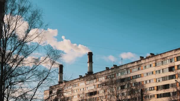 Fumée blanche qui sort des tuyaux dans le dortoir de la ville par une journée ensoleillée d'hiver — Video