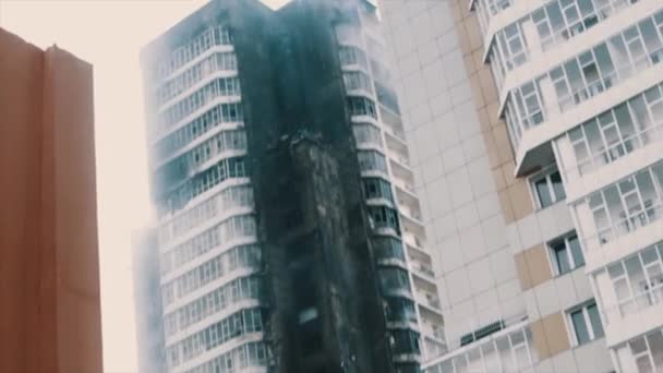 Quemado fumar dormitorio multi piso edificio vivo — Vídeos de Stock