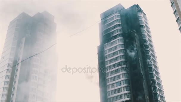 Multi storia dormitorio casa dopo il fuoco distruttivo coperto di fumo e cenere — Video Stock