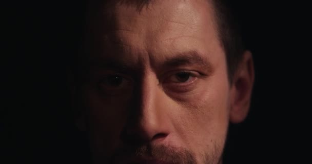 Baljós kaukázusi borostás barna ráncos férfi portréja squints szemek — Stock videók