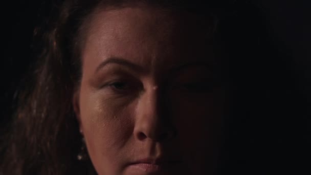 Bruna donna con verruca sul naso e massiccia orecchino d'oro guardando nella fotocamera — Video Stock
