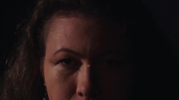 Brünette ernsthafte Frau mit Warze auf der Nase und goldenem Ohrring hebt die Augenbrauen — Stockvideo