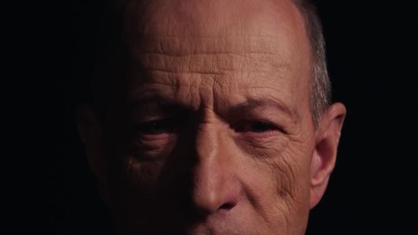 Porträtt av grå korthårig rynkig gammal man allvarligt tittar in i kameran — Stockvideo