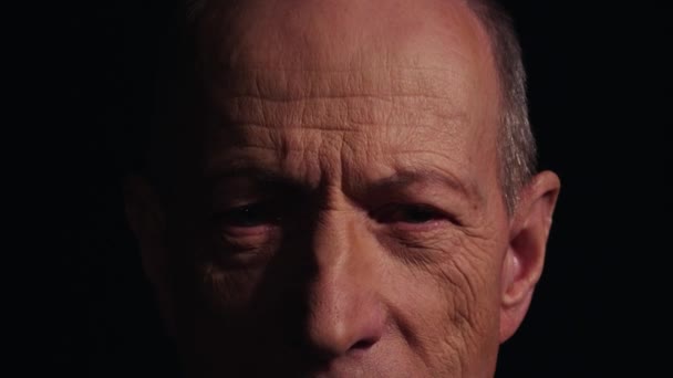 Porträtt av grå korthårig rynkig gammal man strikt tittar in i kameran — Stockvideo