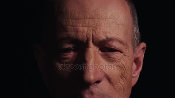 Portrait of grey haired wrinkled old sad caucasian man lowers sight — Stock Video