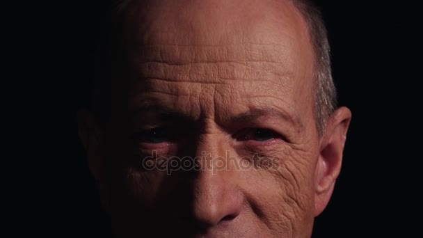 Portret van grijze haired gerimpelde oude triest Kaukasische man neer te kijken — Stockvideo