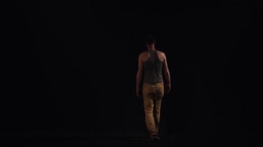 Dostum kısa gri tank top ve sarı siyah odaya dolaşan pantolon