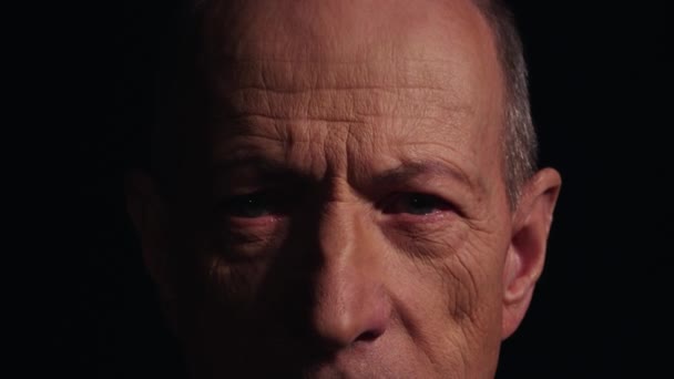 Portrait de vieux grand-père ridé aux cheveux gris regardant tristement dans la caméra — Video