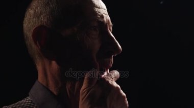 Eski gri saçlı buruşuk adam ekose gömlek losyonları çene açık ağzı ile düşünme