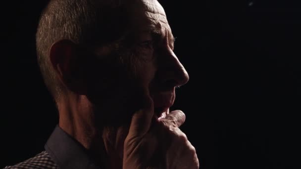 Eski gri saçlı buruşuk adam ekose gömlek losyonları çene açık ağzı ile düşünme — Stok video