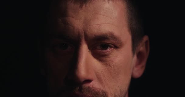 Портрет кавказької незадоволеної брюнетки зморщена людина спалахує ніздрі — стокове відео