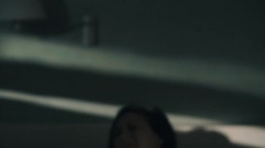 Genç çok uykulu beyaz esmer kız uyanır ve yatakta oturur