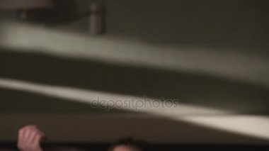 Genç sevimli uykulu beyaz esmer kız yatakta oturur ve battaniyeye kapsar