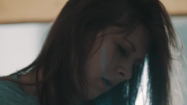 Junge hübsche Brünette schläfriges Mädchen gähnt am frühen Morgen vor dem Fenster — Stockvideo