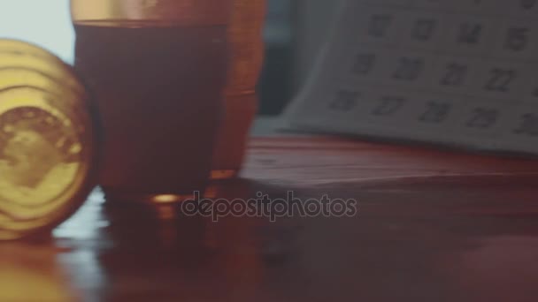 Оранжевые стеклянные миски над краем мокрой кухонный стол рано утром — стоковое видео