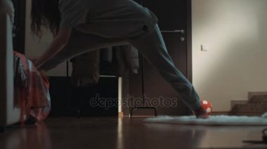 Oturma odasında genç esnek kadın halı üzerinde fişleri ve yanlışlıkla bölmelerini yaptım