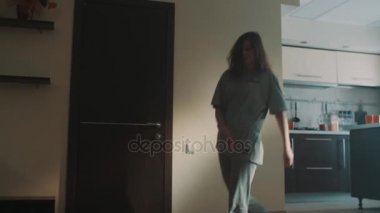 Uykulu genç kız oturma odası elbiseler rafa yalan içine tökezledi