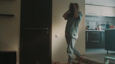 Uykulu kadın esner ve oturma odası alır kızgın asansörleri rafa bu tökezledi