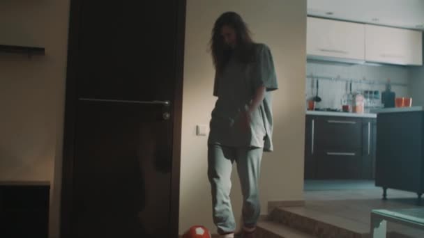 Сонная девушка зевает и натыкается на упавшую стойку в гостиной получает сердитый ногами его — стоковое видео