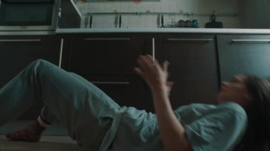 Hızlı yansımaları kız kithen yerde yatarken oturur ve cam düşen catch