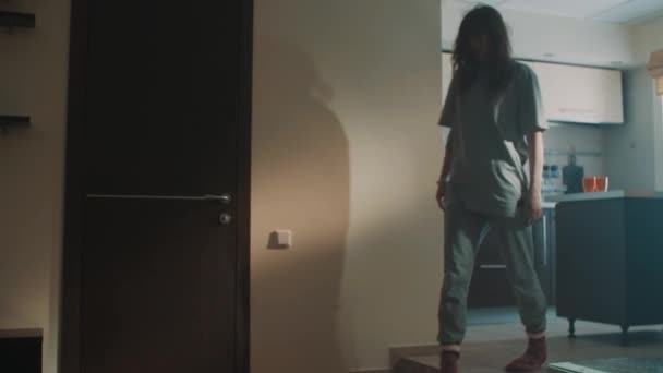 Uykulu kız esner ve oturma odası alır kızgın asansörleri rafa bu tökezledi — Stok video