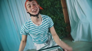 Komik adam synthesizer tutan sakallı gnome dansları giyinmiş
