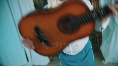 Neşeli adam sakallı cüce elinde akustik gitar ile dans kostümü