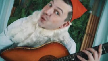 Sakallı cüce bir spin akustik gitar uğraşırken neşeli adam kılığında