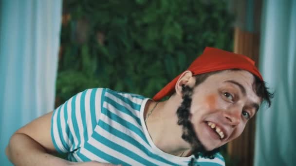 Смішний чоловік, одягнений як бородатий карлик, грає синтезатор і трясе голову — стокове відео
