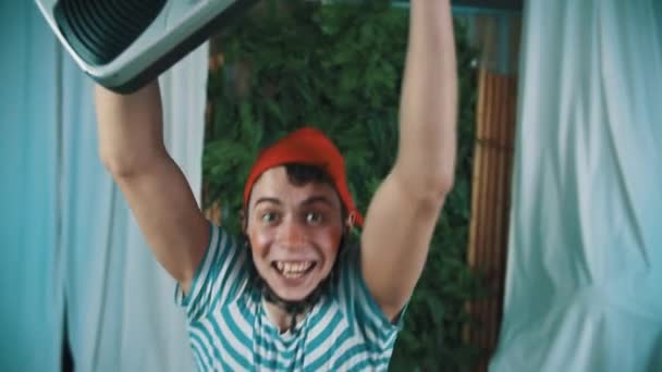 Grappige man verkleed als bebaarde dwerg omhoog liften en synthesizer speelt — Stockvideo