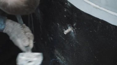 Erkekler Duvar Beton inşaat metal tüp içinde parçası çekiç