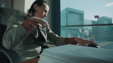 Bilgisayarda ilginç bir şey telefon görüşmesi yapar yorgun büro memuru bulundu