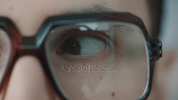 Male caucasian in big horn-rimmed glasses brown eyes looking from side to side — Stock Video