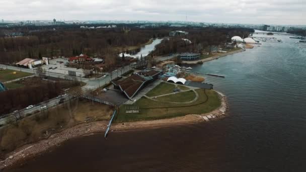 Vista aérea sobre el río en el parque suburbio de la ciudad día de otoño lluvioso — Vídeos de Stock