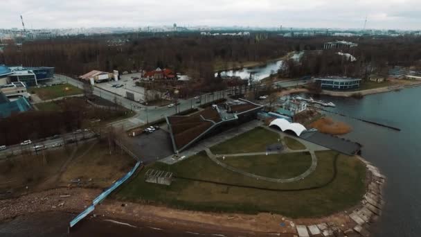 Edifício moderno com telhado coberto de solo no parque de subúrbios da cidade com cinema ao ar livre — Vídeo de Stock