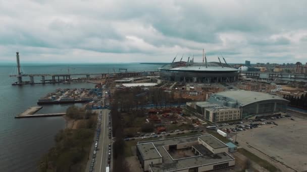 Вид з повітря на сучасний стадіон на березі затоки в осінній хмарний день — стокове відео