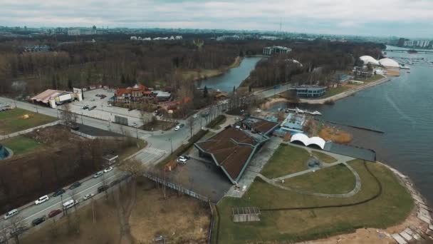 Nowoczesna architektura budynek dach pokryty w glebie i Mech, przegląd — Wideo stockowe