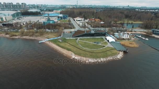 Légi felvétel a Városliget külvárosában a stadion, szabadtéri mozi, a folyó partján — Stock videók