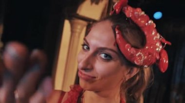 Olay yerindeki kamera ile flört okyanus temalı kırmızı karides karnaval kılık kız