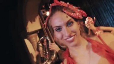 Kadın okyanus temalı kırmızı karides kabare kostüm komik topluluğu sahnede dans