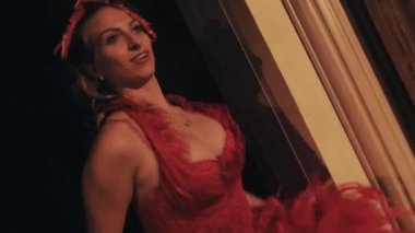 Dansçı sahnede performans okyanus temalı kırmızı karides kabare kostümleri