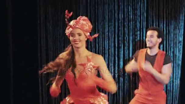 Meisjes en jongens in de oceaan thema rode garnalen carnaval kostuums dansen op scène — Stockvideo