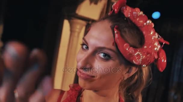 Chica en el océano temática camarones rojos traje de carnaval coquetear con la cámara en escena — Vídeos de Stock