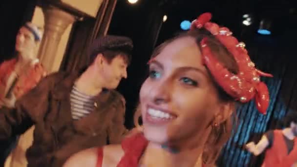 Ragazza in costume cabaret gamberetti rossi a tema oceano ballare sulla scena, troupe divertente — Video Stock