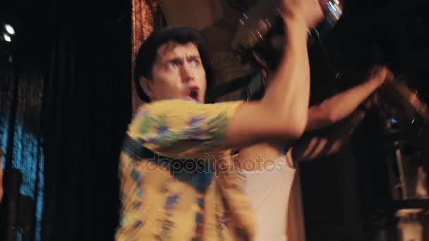 Verrückter Mann in Hemd und Melone tanzt mit Blechtrommel auf der Bühne — Stockvideo